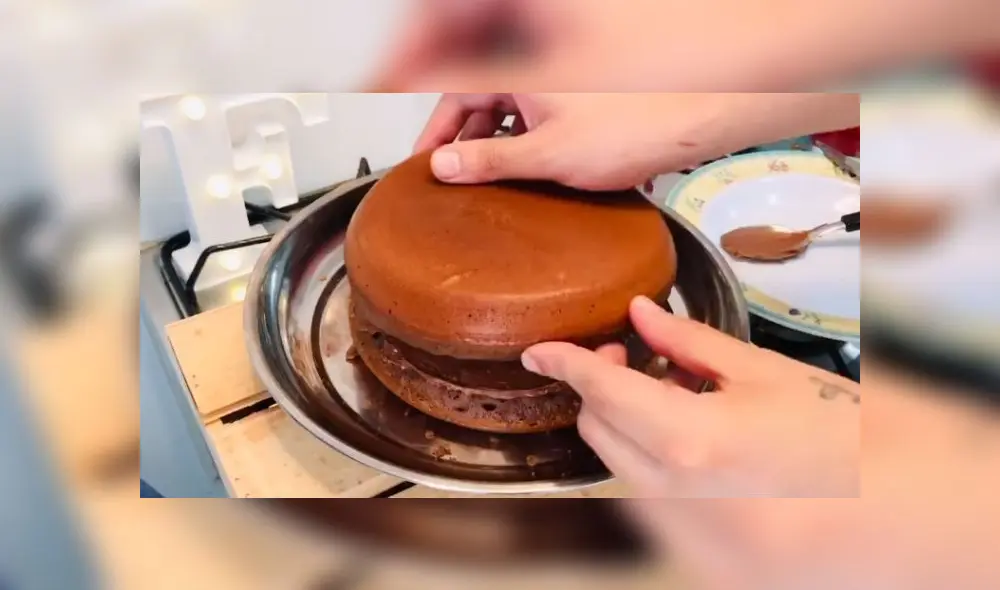 Desliza las imágenes para ver la sencilla receta del pastel de chocolate en una sartén.