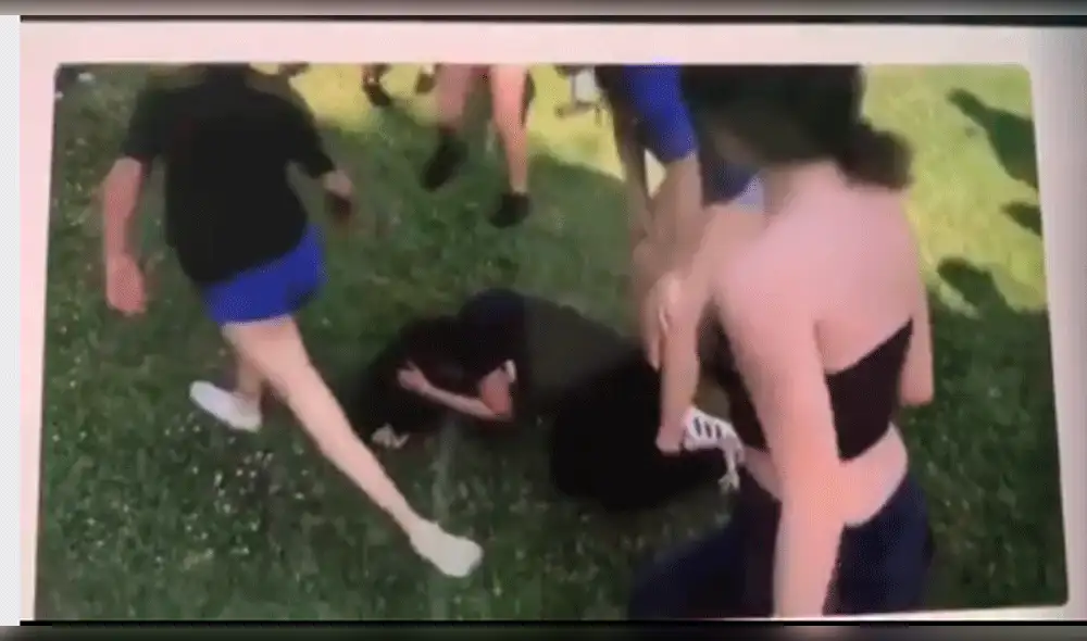Facebook: estudiantes golpean a su compañera “por ser musulmana” [VIDEO]
