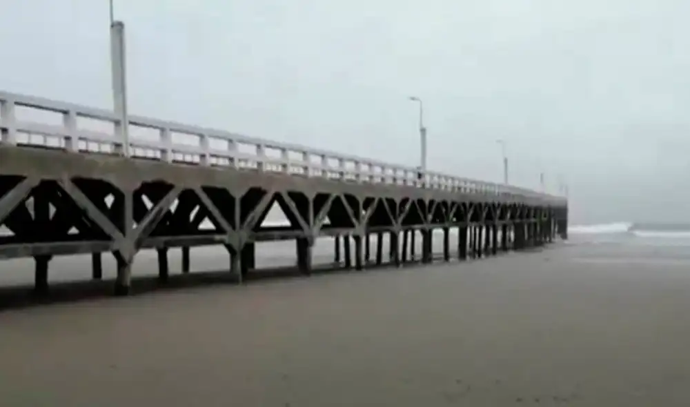 Mar en Cerro Azul retrocedió 200 metros y dejó descubierto la zona del muelle. Foto: Captura ATV Mar en Cerro Azul retrocedió 200 metros y dejó descubierto la zona del muelle. Foto: Captura ATV