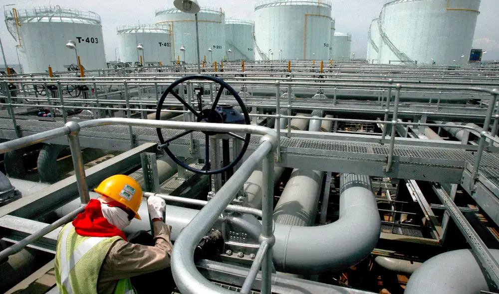 En abril de 2020 se acordó que la producción del crudo se mantendría en 7,7 millones de barriles por día. Foto: EFE