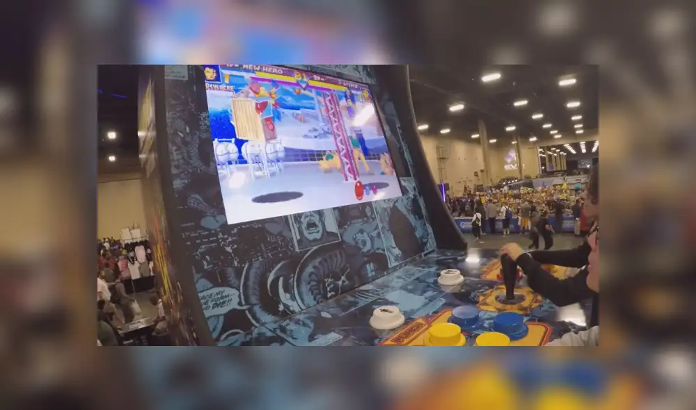 Inmensa cola se formó en EVO 2019 para probar la máquina arcade más grande del mundo. Algunos necesitarían ambas manos para controlar la palanca. Inmensa cola se formó en EVO 2019 para probar la máquina arcade más grande del mundo. Algunos necesitarían ambas manos para controlar la palanca.