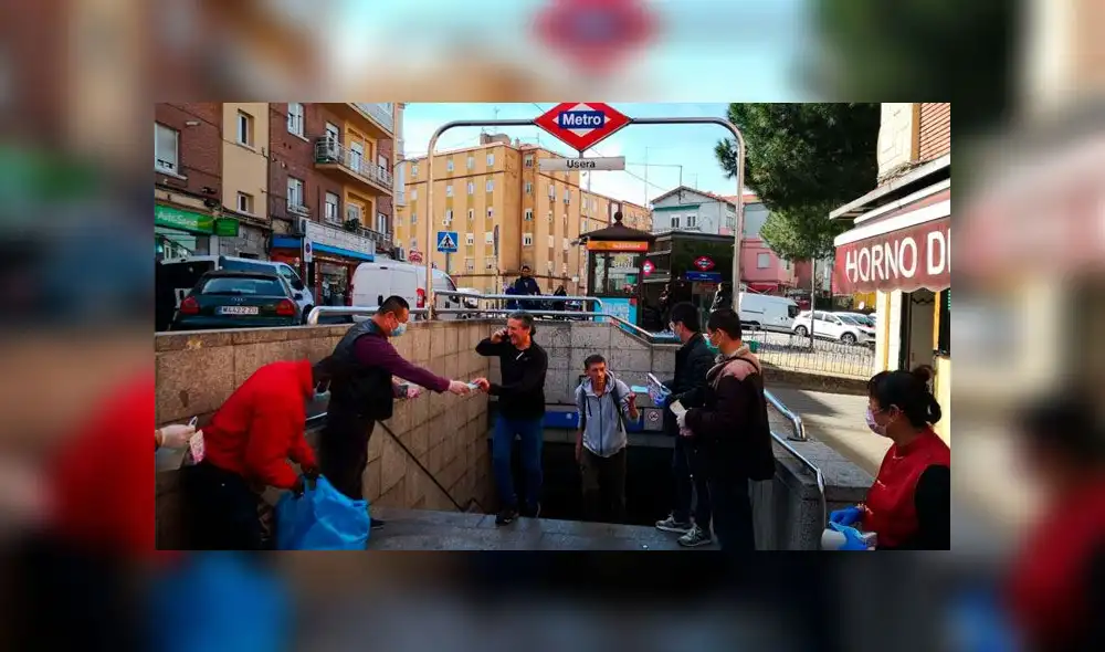 Coronavirus: ciudadanos chinos regalan mascarillas en estación del Metro de Madrid [VIDEO]