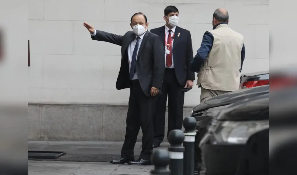 Defensor Walter Gutiérrez llegando a Palacio de Gobierno. Foto: Jorge Cerdán/La República.