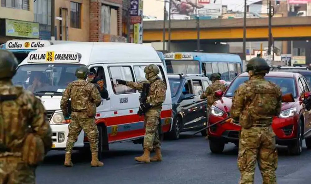 Militares restringen tránsito de vehículos en SJL por incumplimiento de cuarentena Militares restringen tránsito de vehículos en SJL por incumplimiento de cuarentena