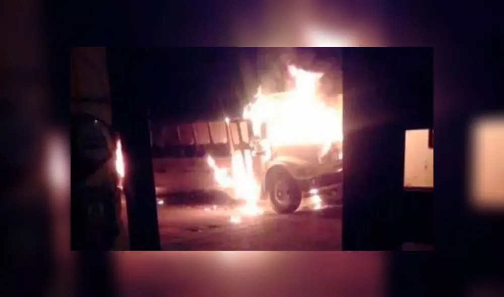 Sujetos incendian camión sin permitir que sus ocupantes bajen del vehículo [FOTOS]