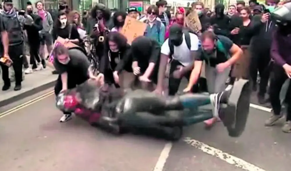 Violencia. Estatua de Edward Colston fue atacada en Brístol.