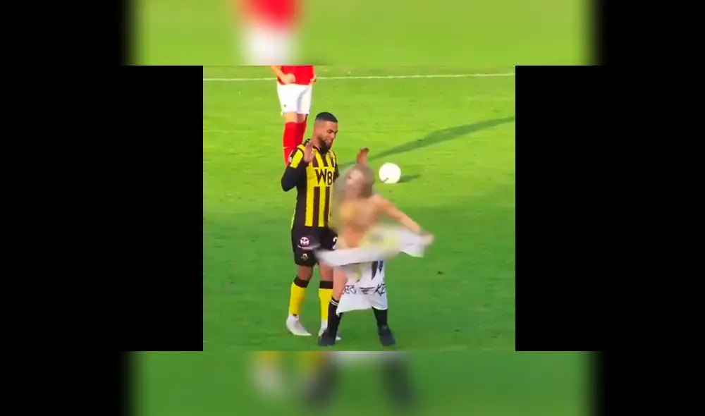 YouTube: Mujer desnuda invadió el campo e intentó seducir a sorprendido futbolista [VIDEO]