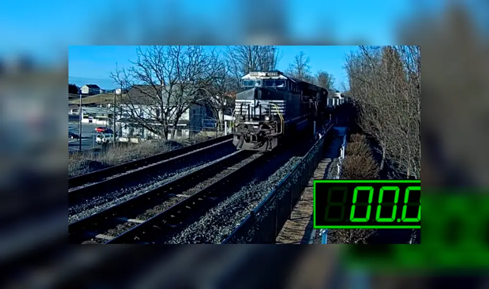 Vía YouTube. Una imprudente familia puso en peligro su vida al intentar fotografiarse en las vías del tren.