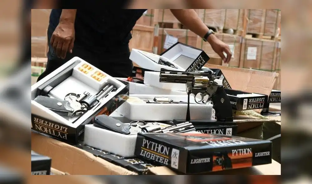 Incautan más de 1.000 réplicas de revólver en puerto del Callao
