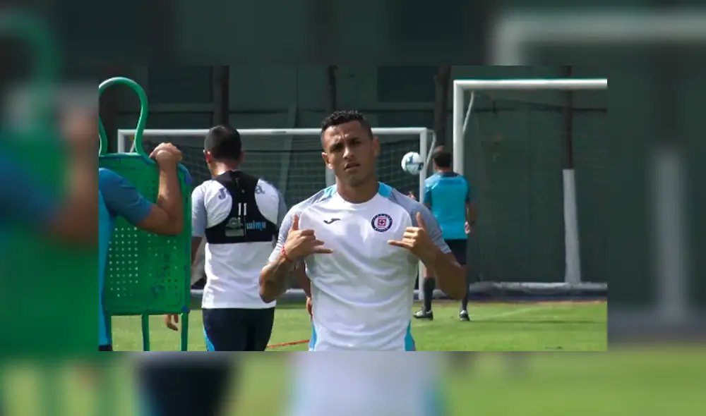 Yoshimar Yotún fue blanco de una singular broma por parte de su equipo Cruz Azul. Yoshimar Yotún fue blanco de una singular broma por parte de su equipo Cruz Azul.