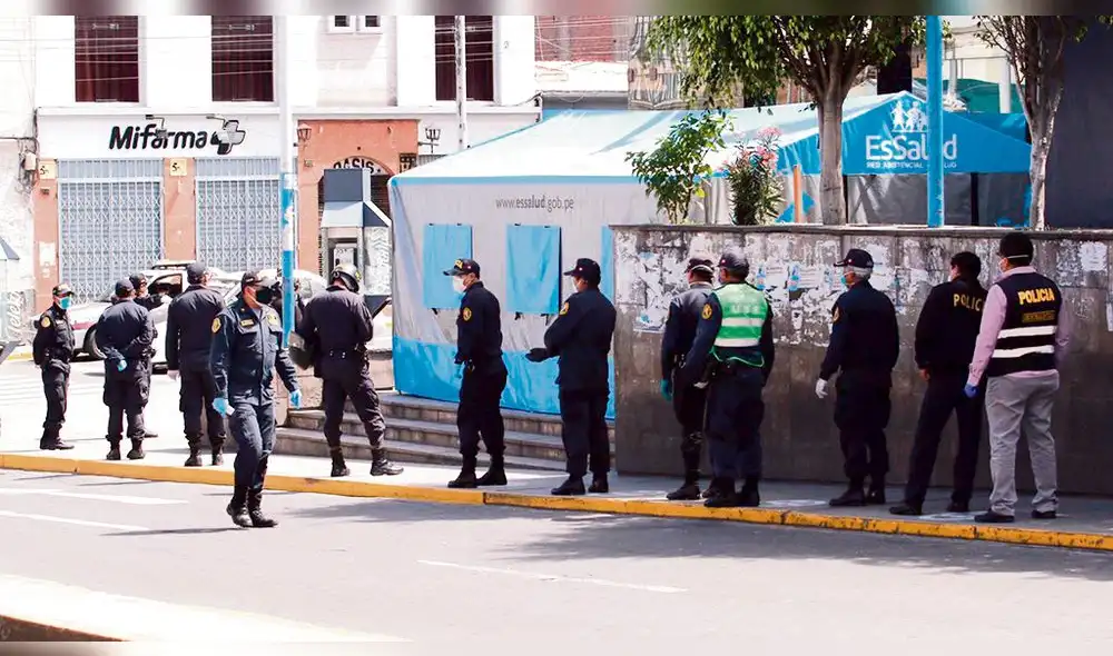 Policías están expuestos. Policías están expuestos.