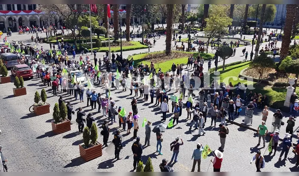 Miles llegaron hasta la plaza de Armas de Arequipa para elevar su voz de protesta.
