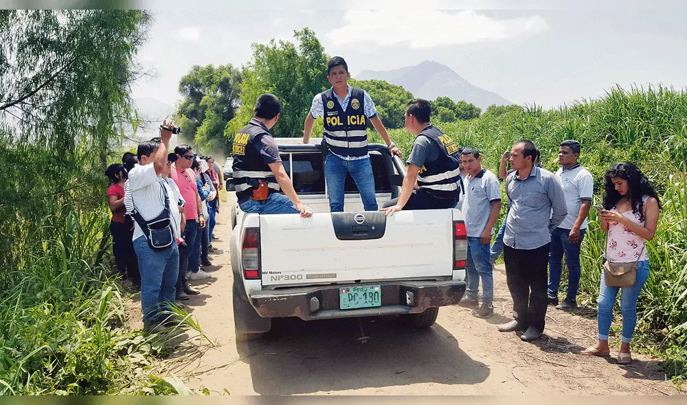 Escena. Peritos de Criminalística de la Policía, fiscales y un antropólogo forense de Medicina Legal recogieron evidencias de los cinco cuerpos de los asesinados en una chacra en Laredo.