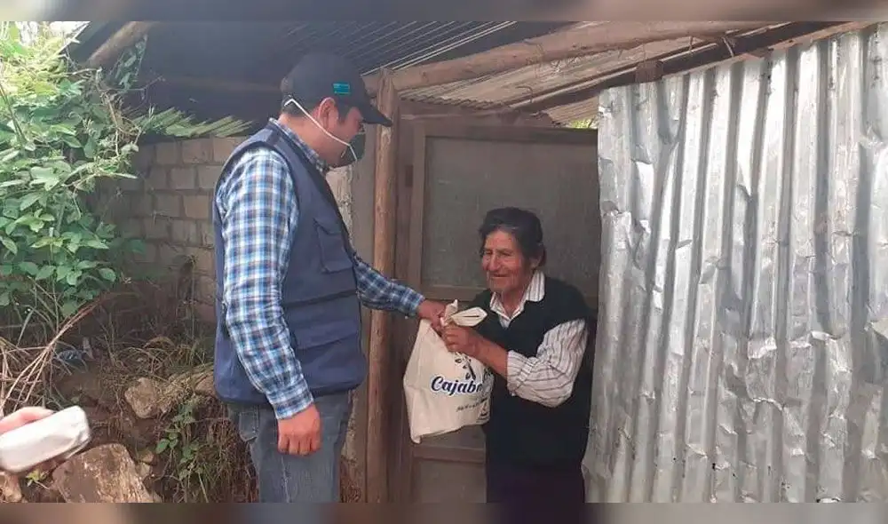 Alcalde de Cajabamba lleva ayuda a ancianos de su jurisdicción. Alcalde de Cajabamba lleva ayuda a ancianos de su jurisdicción.