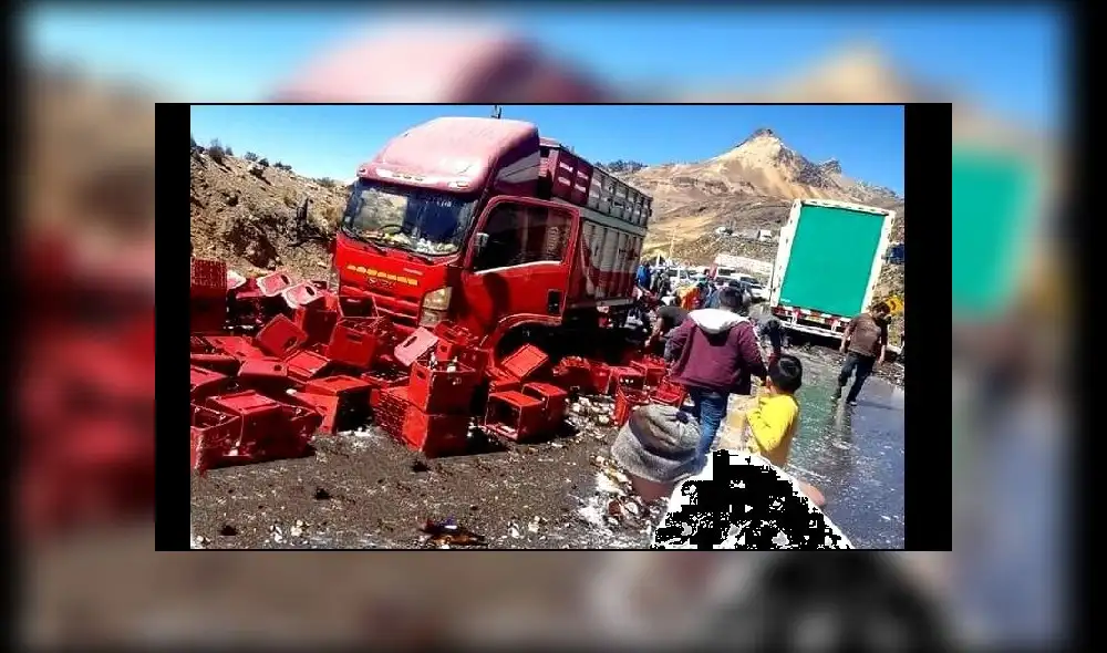Las cervezas se derramaron en la carretera. Foto: Cadena TV Huancayo
