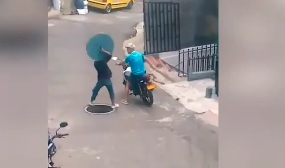 Los testigos gritaron al ver al sujeto cayéndose en el agujero. Foto: captura de Twitter