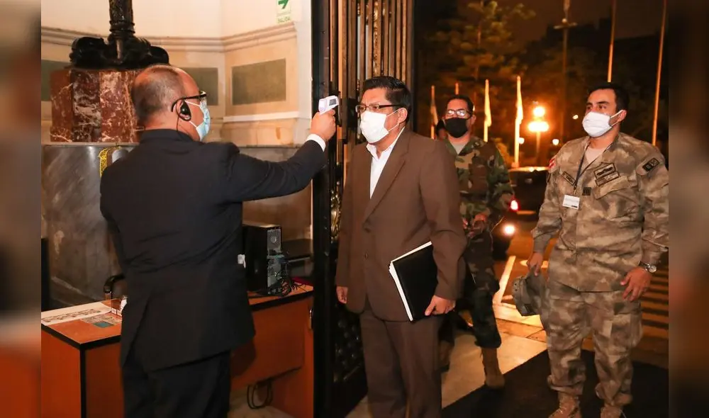 Vicente Zeballos llega al Palacio Legislativo. Por protocolo, se le toma la temperatura a la entrada del recinto parlamentario.