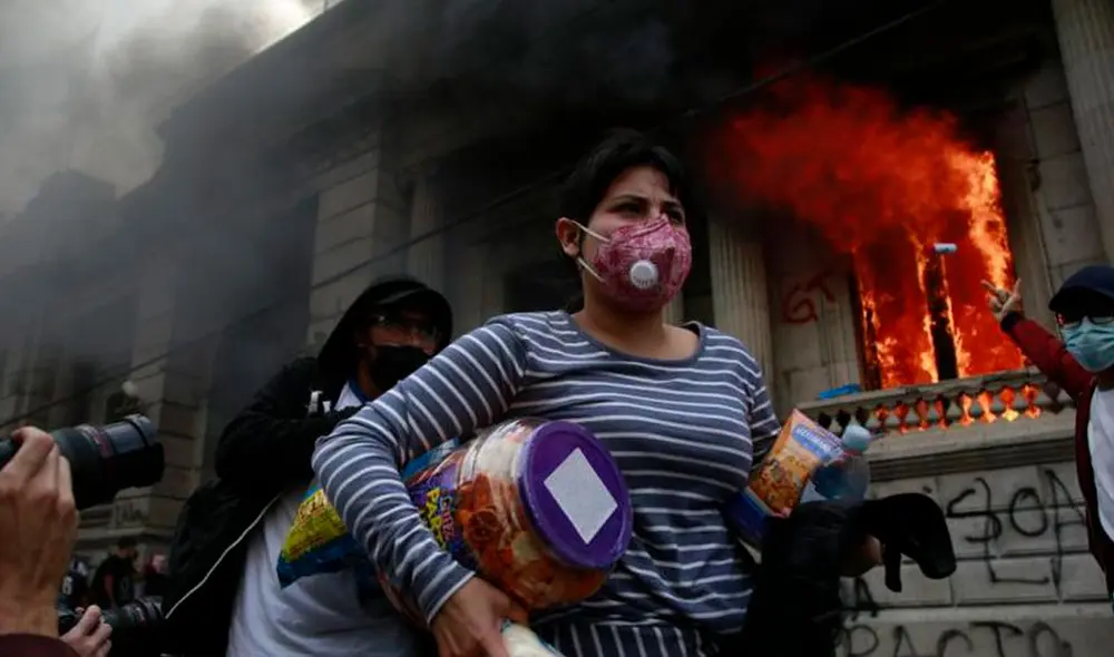 Manifestantes protestan en varias partes de Guatemala contra el Gobierno y el Congreso, en rechazo al presupuesto de ingresos y egresos del Estado para 2021. Foto: EFE