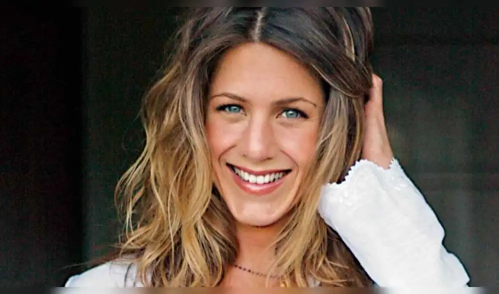 Jennifer Aniston impresiona con atrevido topless a sus 50 años [FOTOS]