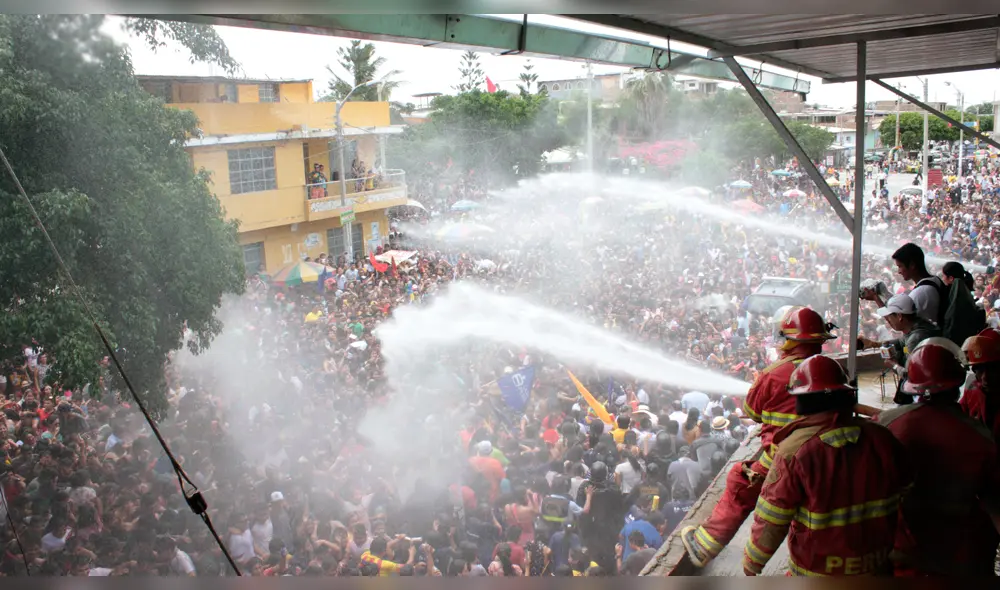 Compañía de Bomberos n.°40 tuvo a cargo el "manguerazo".
