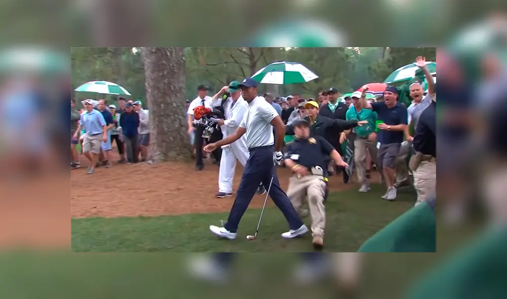 Tiger Woods cerca de sufrir dolorosa lesión por terrible blooper de miembro de seguridad [VIDEO]