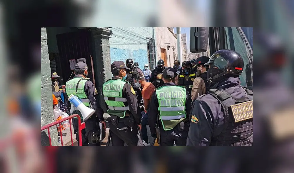 Personas se encontraban vendiendo diferentes productos, en alrededores del mercado San Camilo en Arequipa. Personas se encontraban vendiendo diferentes productos, en alrededores del mercado San Camilo en Arequipa.