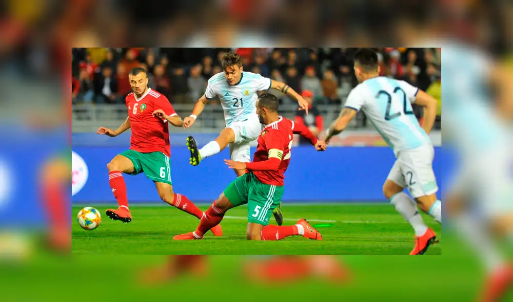 Feroz viento casi se lleva a Paulo Dybala en el Argentina vs Marruecos [VIDEO]