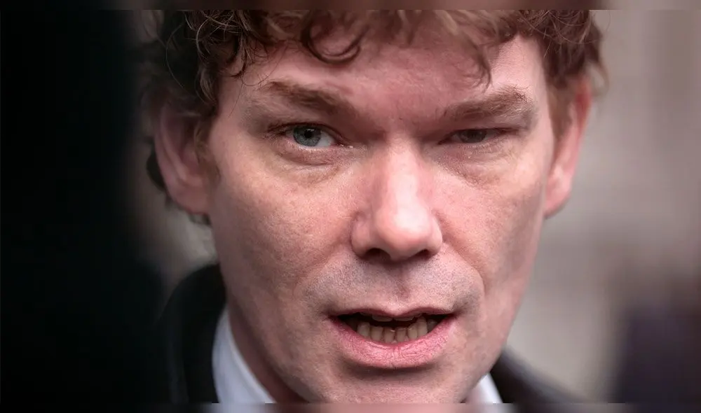 A los 14 años comenzó a demostrar un gran talento para indagar en las redes de la informática. A los 14 años comenzó a demostrar un gran talento para indagar en las redes de la informática.