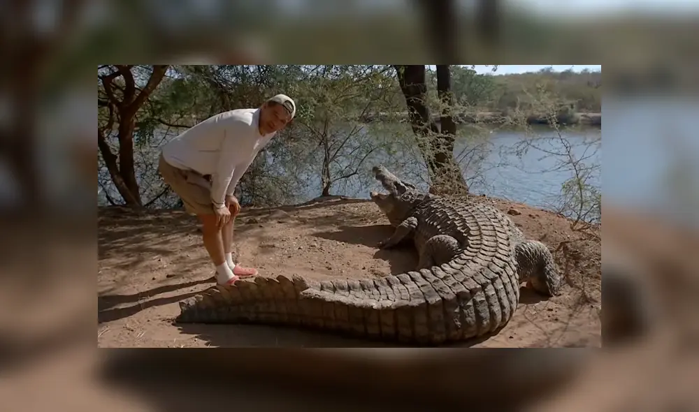 Vía YouTube. El explorador se puso a pocos centímetros de un enorme cocodrilo y recibió un ataque.