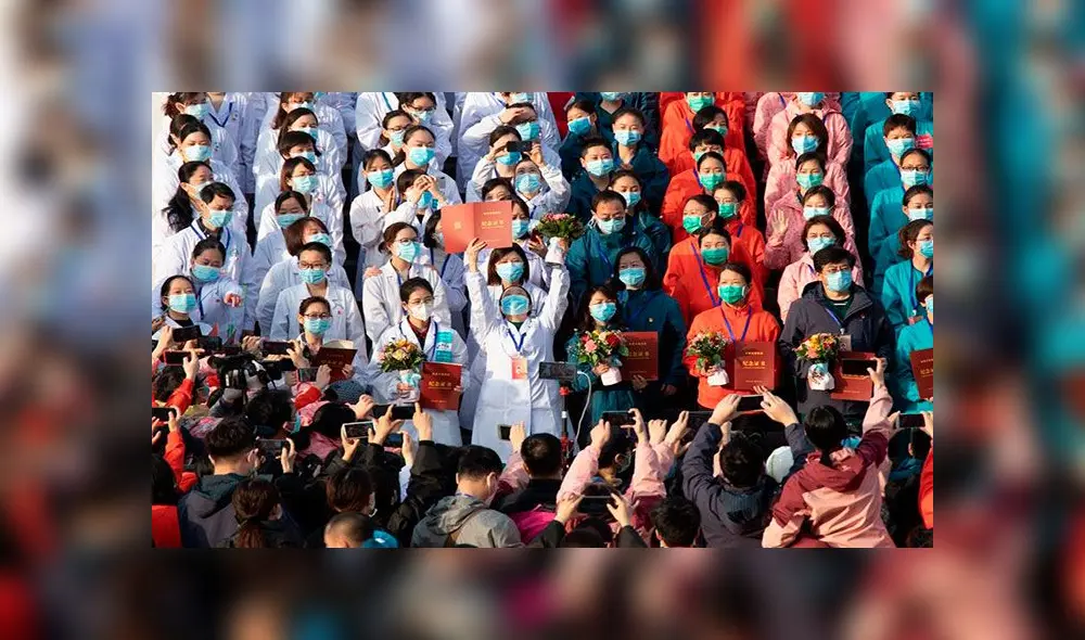 Médicos celebran el alta de todos sus pacientes del hospital temporal Wuchang Fangcang establecido en el gimnasio Hongsan en Wuhan. Foto: EFE Médicos celebran el alta de todos sus pacientes del hospital temporal Wuchang Fangcang establecido en el gimnasio Hongsan en Wuhan. Foto: EFE