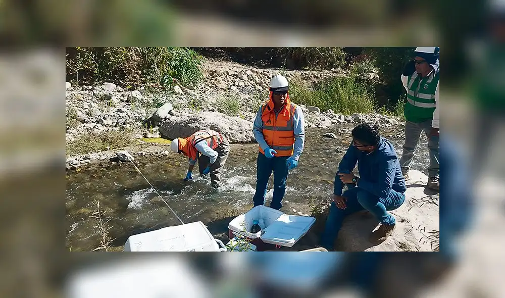análisis. Muestras de agua serán llevadas a laboratorio.