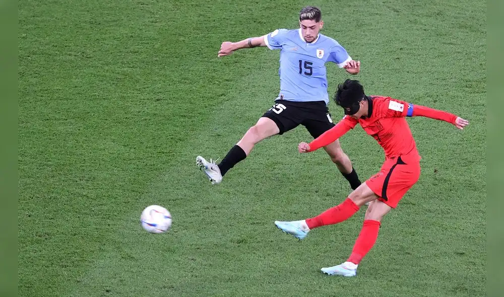 Valverde y Son luchan por el balón en el estadio Ciudad de la Educación. Foto: EFE