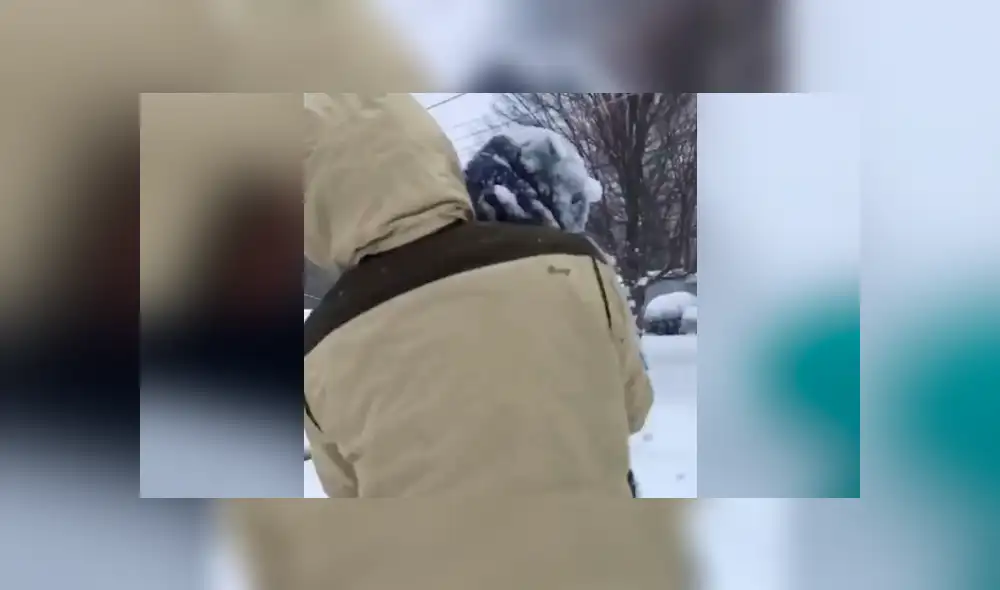 Facebook viral: Critican a padre que lanza a su bebé y lo hunde en la nieve [VIDEO] 