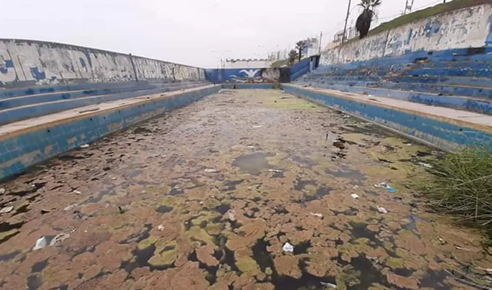 Piden limpiar piscina en mal estado.