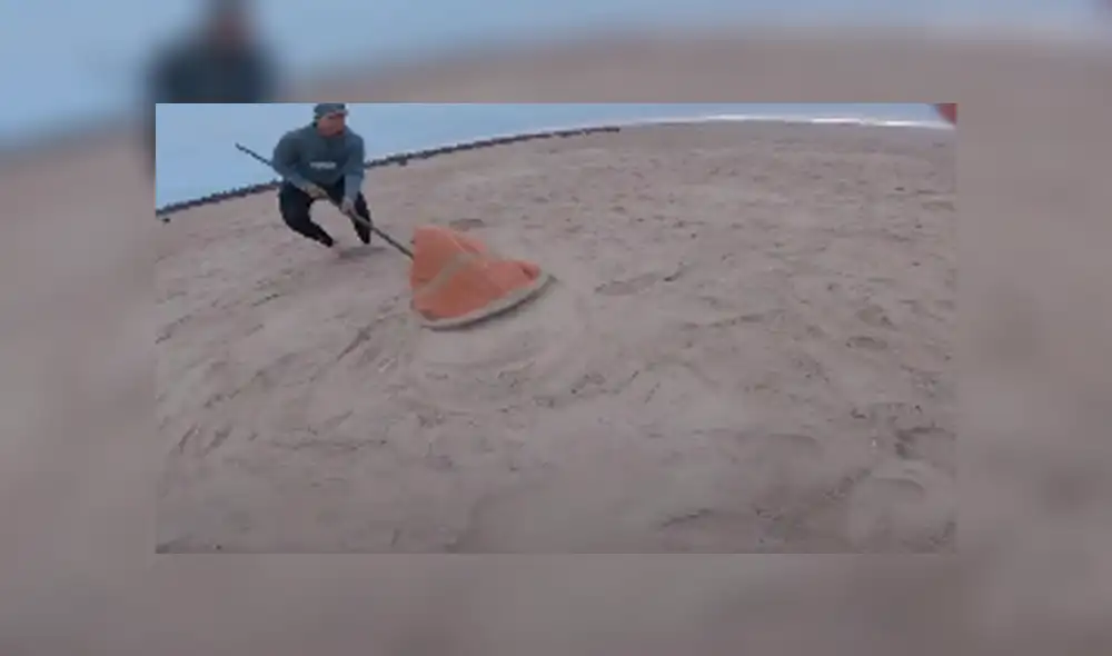 El hombre y su hijo salvaron de la muerte a un lobo marino, que tenía enredados desperdicios en su cuerpo. Foto: captura. El hombre y su hijo salvaron de la muerte a un lobo marino, que tenía enredados desperdicios en su cuerpo. Foto: captura.