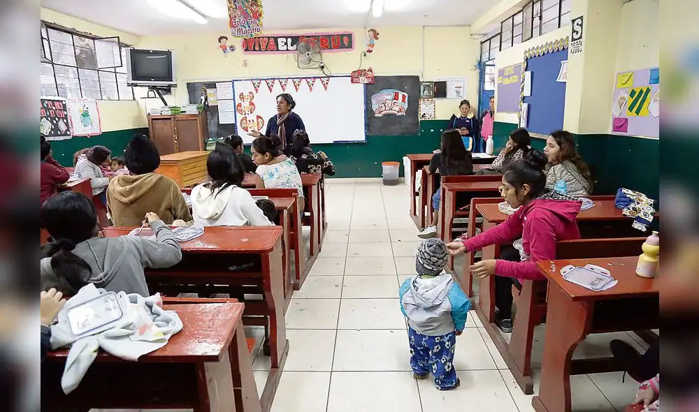 En comas. En el CEBA Estados Unidos, las niñas que han sido madres vuelven a las aulas.