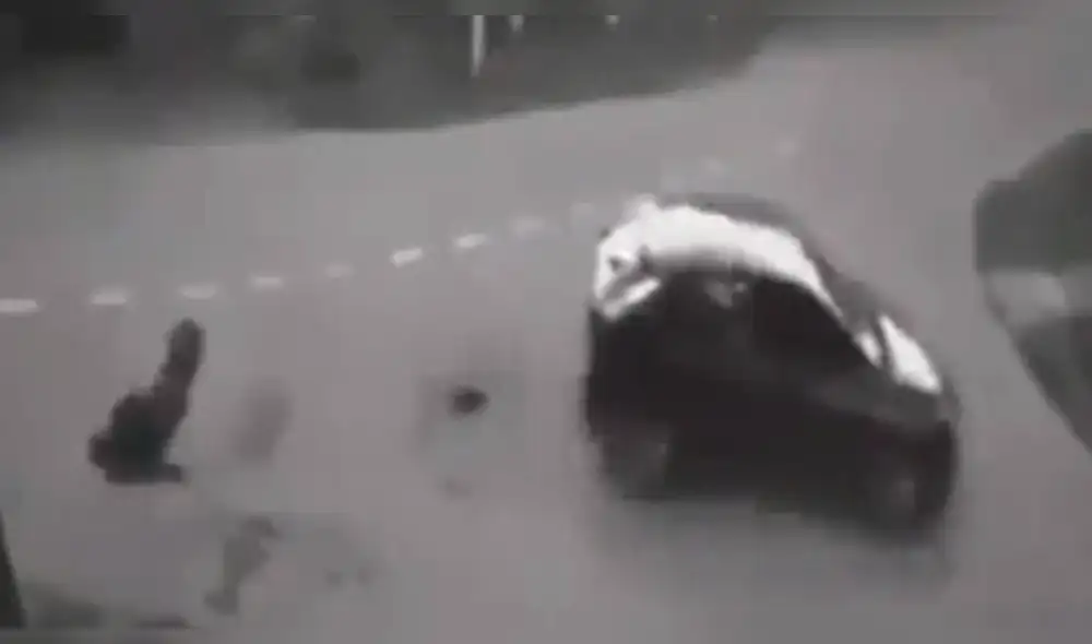Vía Facebook: Hombre es atropellado, se levanta y ataca a chofer [VIDEO]