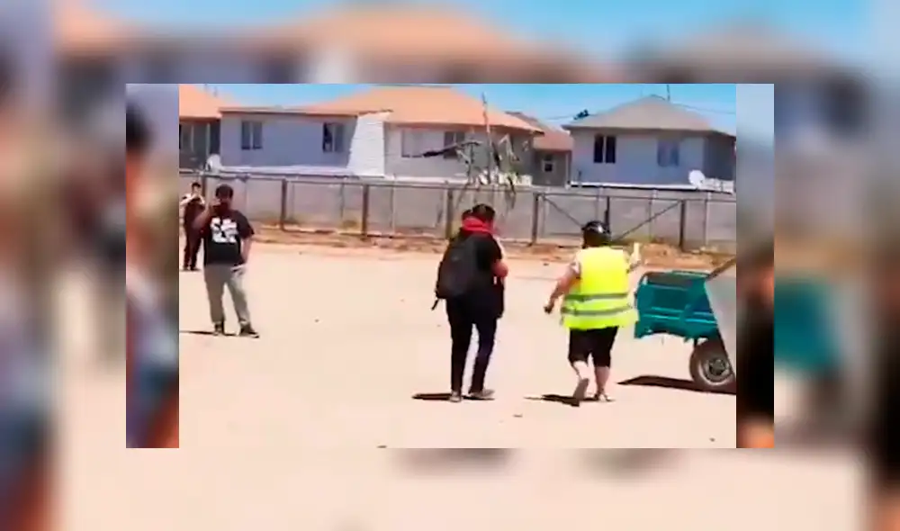 La peculiar conducta de la mamá en plena protesta pacífica de un grupo de jóvenes se ha hecho viral en Facebook y YouTube.