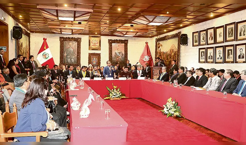 REUNIÓN. Burgomaestres del sur se reunieron en Arequipa para suscribir agenda de desarrollo. REUNIÓN. Burgomaestres del sur se reunieron en Arequipa para suscribir agenda de desarrollo.