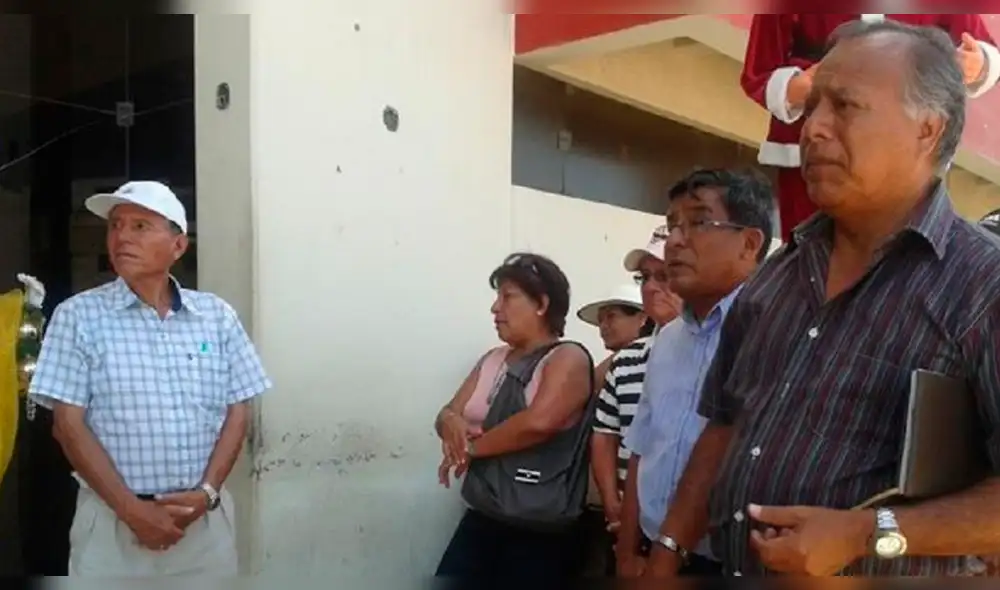 Exservidores llegaron hasta la municipalidad para realizar exigencia. Exservidores llegaron hasta la municipalidad para realizar exigencia.