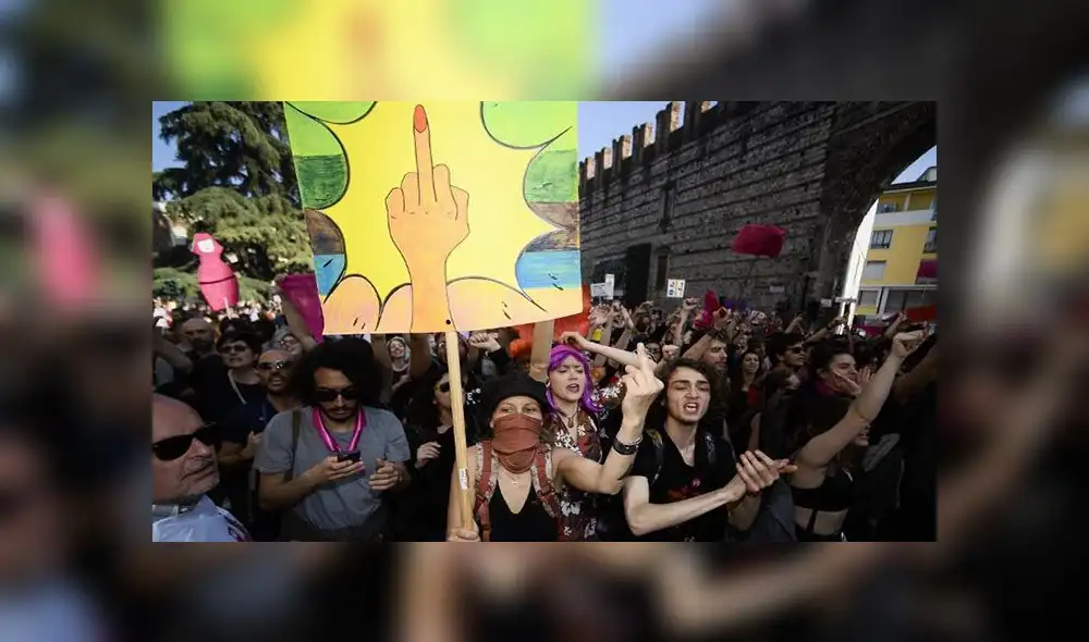 Choque entre ultraconservadores y feministas durante marcha 'a favor de la familia' en Italia [FOTOS] 