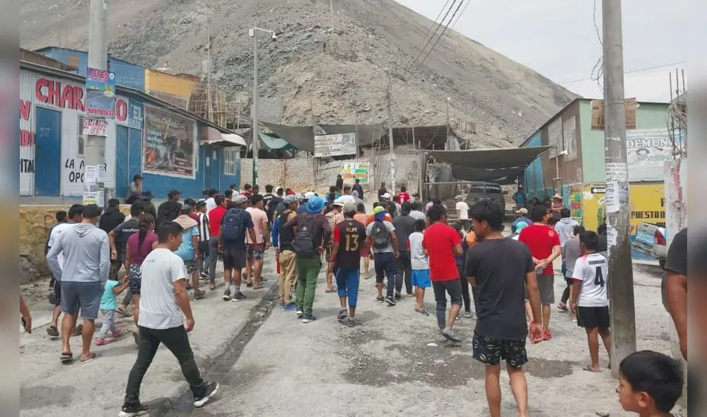 Arequipa. mineros recorren calles de Secocha haciendo cerrar los comercios. Foto LR Arequipa. mineros recorren calles de Secocha haciendo cerrar los comercios. Foto LR