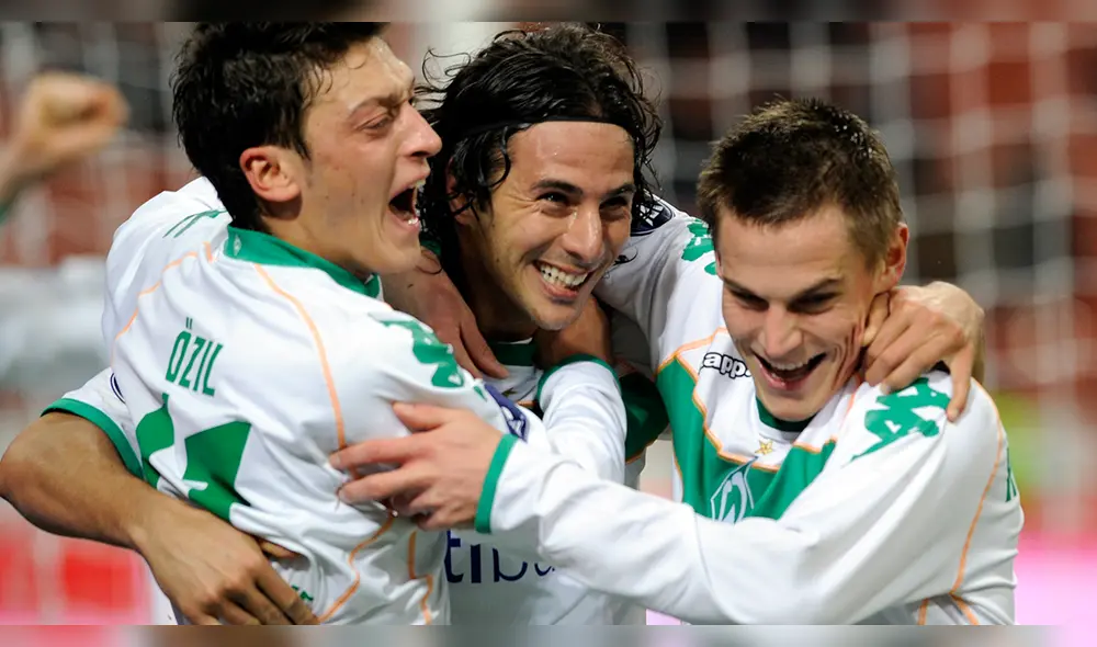 Mesut Özil le deja un alentador mensaje a Claudio Pizarro por su retiro del fútbol. Foto: AFP
