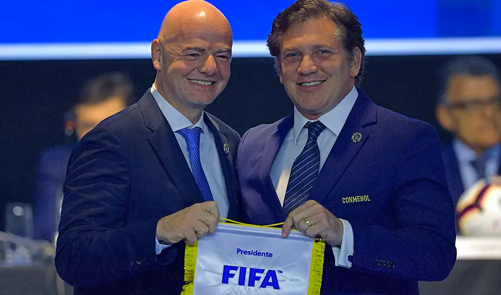 Alejandro Domínguez, presidente de la Conmebol, y Gianni Infantino, mandamás de la FIFA. | Foto: AFP Alejandro Domínguez, presidente de la Conmebol, y Gianni Infantino, mandamás de la FIFA. | Foto: AFP