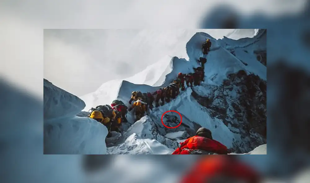 Monte Everest: publican foto de montañistas haciendo cola en medio de un cadáver