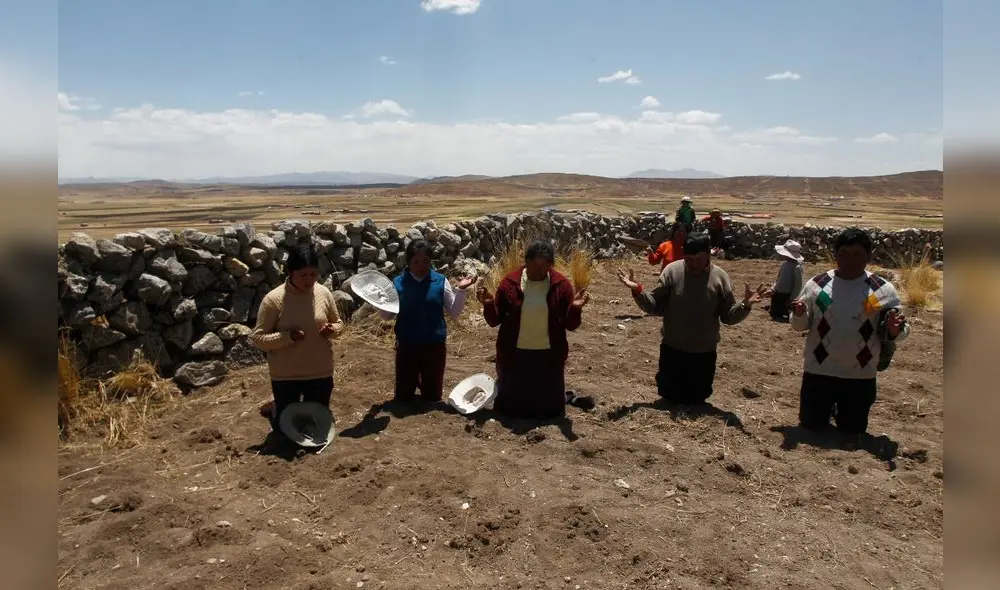 Clamor. Pobladores ascienden al cerro Chumpimoco a pedir con rezos llegada de lluvias, en el distrito quechua de Atuncolla. En el Altiplano hay un veranillo acentuado por La Niña. Foto: Juan Carlos Cisneros/La República Clamor. Pobladores ascienden al cerro Chumpimoco a pedir con rezos llegada de lluvias, en el distrito quechua de Atuncolla. En el Altiplano hay un veranillo acentuado por La Niña. Foto: Juan Carlos Cisneros/La República