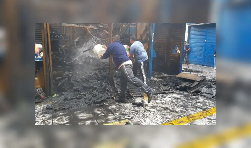 El incendio se habría originado producto de trabajos de soldadura. (Foto: Cristhian Moreno / La República) El incendio se habría originado producto de trabajos de soldadura. (Foto: Cristhian Moreno / La República)