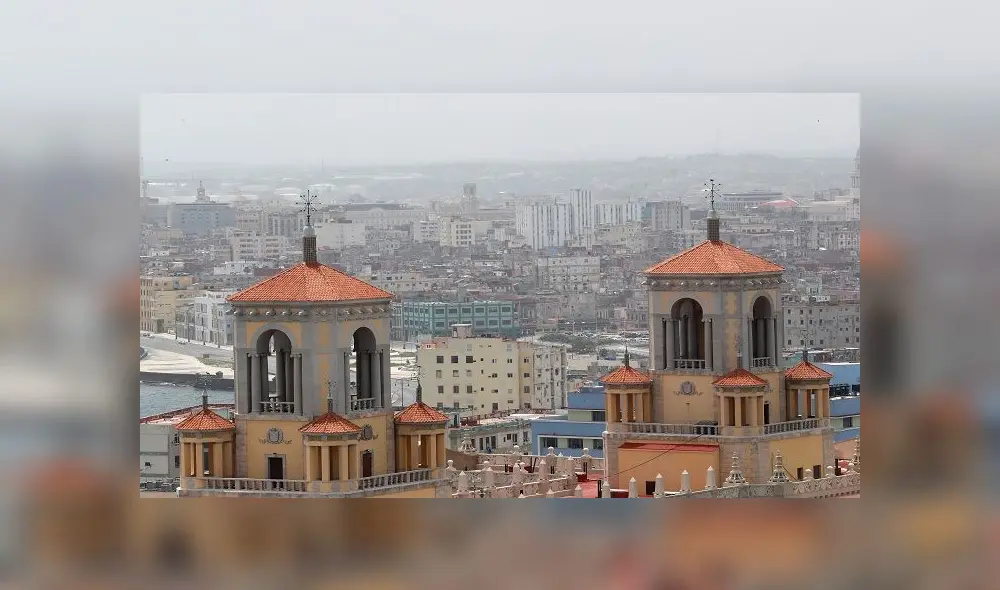 HAB01. LA HABANA (CUBA), 24/06/2020.- Vista de La Habana bajo la nube de polvo del Sahara que por estos días azota a las islas del Caribe, este miércoles en Cuba. EFE/Ernesto Mastrascusa