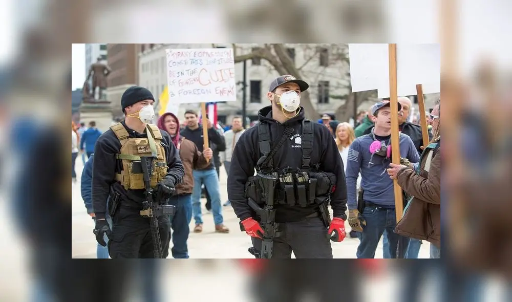Cansados del confinamiento salieron a manifestarse fuertemente armados en Michigan. Foto: EFE Cansados del confinamiento salieron a manifestarse fuertemente armados en Michigan. Foto: EFE