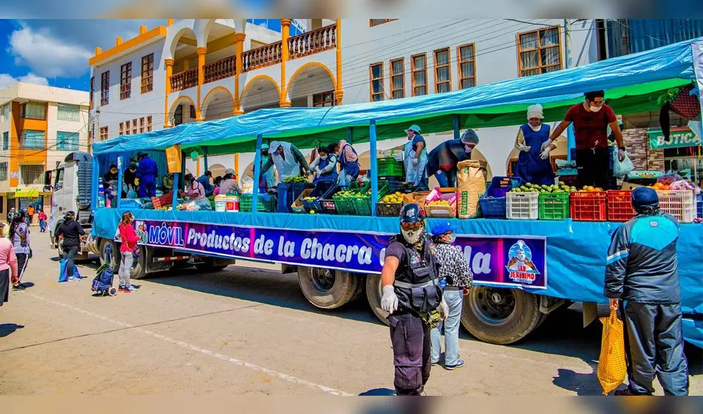 Comerciantes son transportados en un camión para la venta directa de productos. Comerciantes son transportados en un camión para la venta directa de productos.